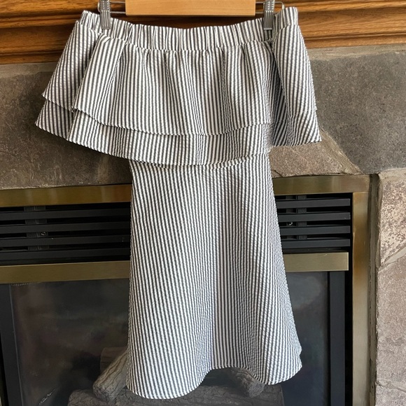 Off the Shoulder Missguided Grey Striped Flare bottom mini dress. Size 4 / small - Picture 3 of 9